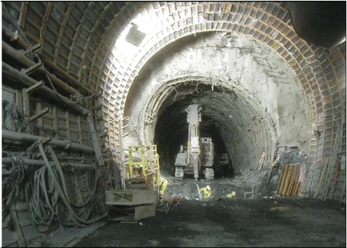 Estudio de Túneles Bajo Esfuerzos Excesivos en Geomecánica